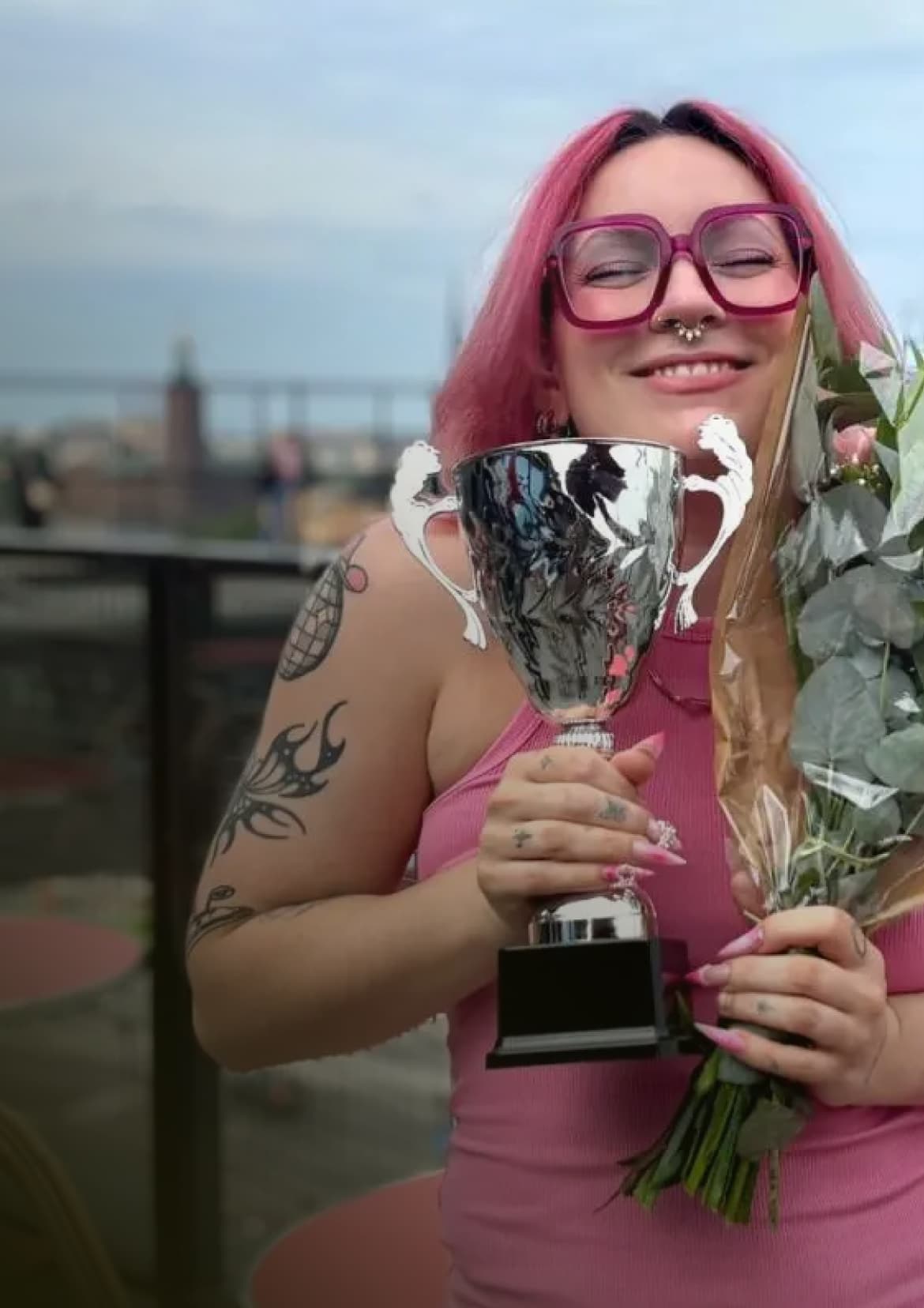 Vinnaren av Årets Krogis 2025 tar emot sin pokal